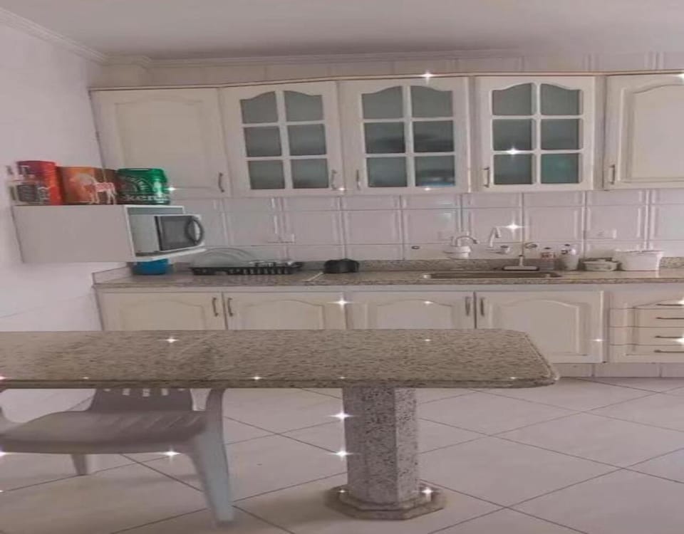 Kitchen or kitchenette, minibar, stove
