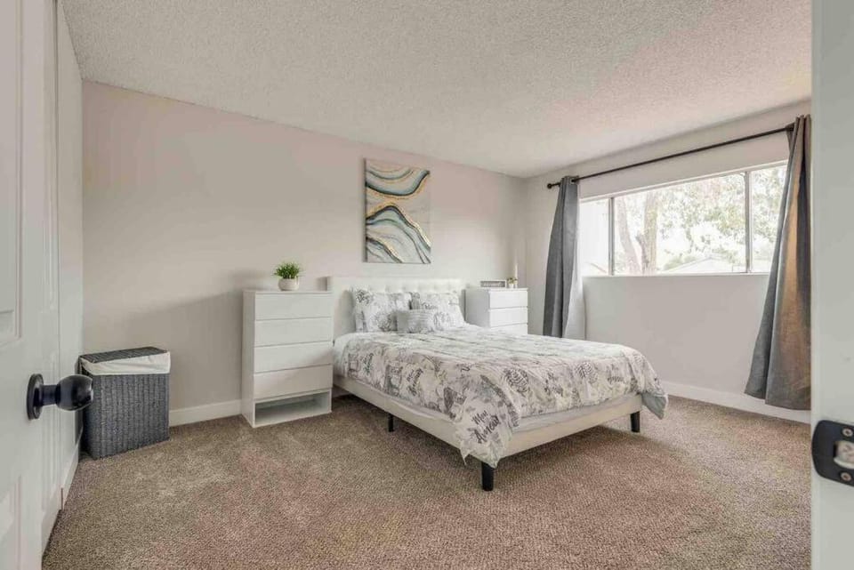 Bed, TV and multimedia, Bedroom, fireplace