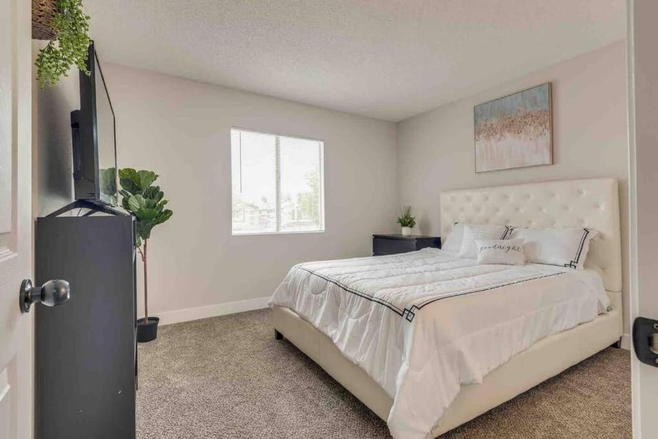 Bed, TV and multimedia, Bedroom, fireplace
