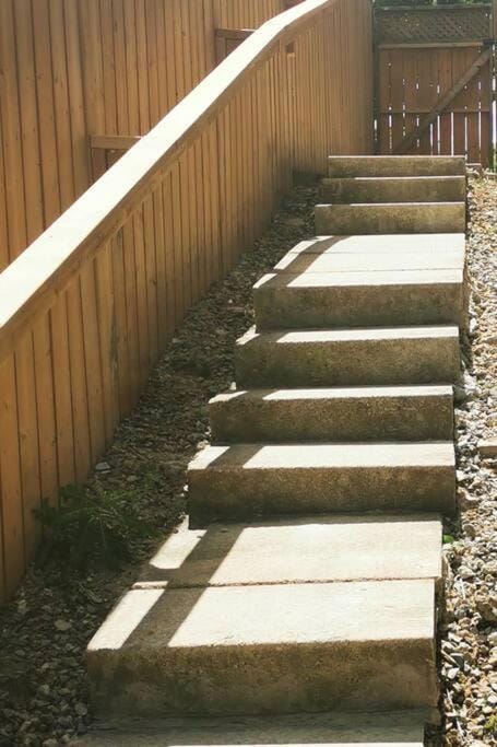 Patio privé, hébergement équipé et spacieux. House in Hamilton