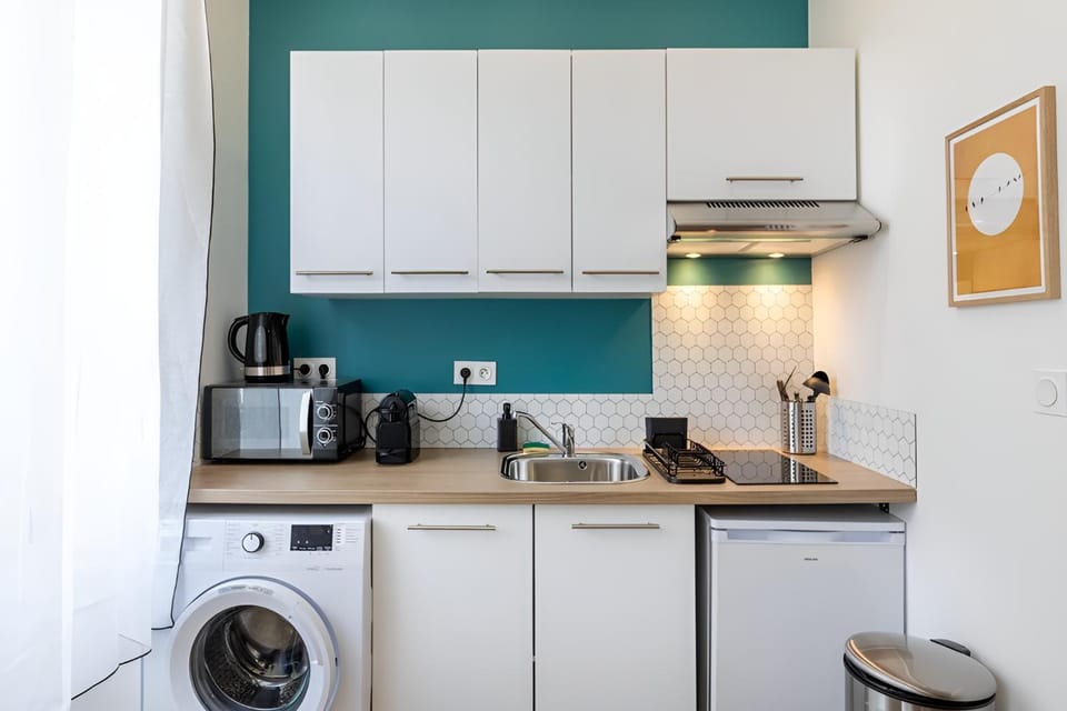 Coffee/tea facilities, Kitchen or kitchenette, stove, toaster, washing machine