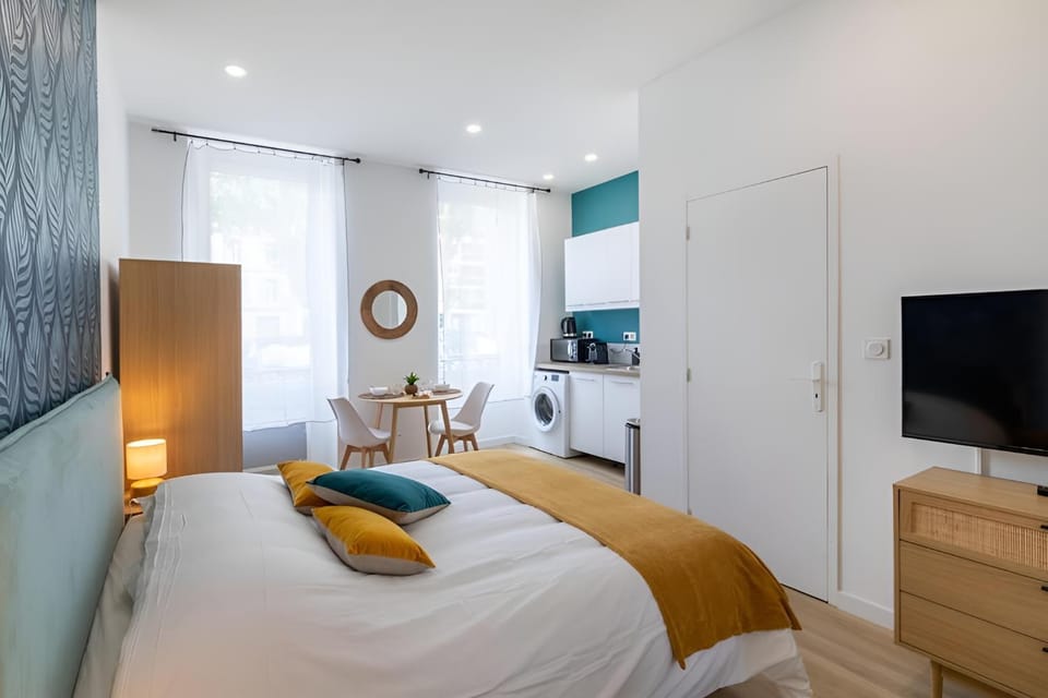 Property building, Communal lounge/ TV room, Bed, TV and multimedia, Photo of the whole room, Bedroom, towels, wardrobe