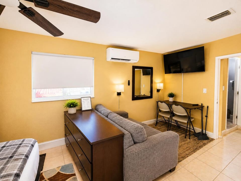 Communal lounge/ TV room, Bed, TV and multimedia, Living room, Photo of the whole room, Seating area, Dining area, Bedroom, air conditioner
