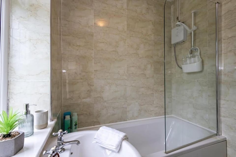 Spacious & Bright 3 Bedroom House in St Helens House in St Helens