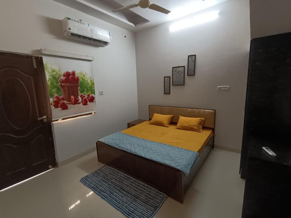 Bed, Photo of the whole room, Bedroom, air conditioner