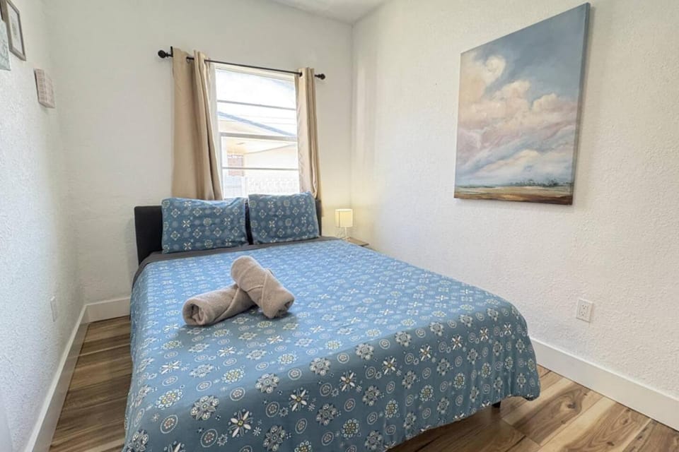 Heart of Miami sleeps 10 near Little Havana Beaches House in Miami