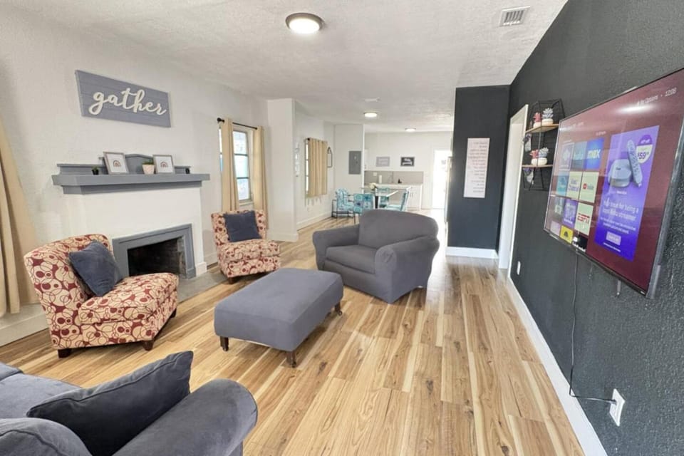 Heart of Miami sleeps 10 near Little Havana Beaches House in Miami