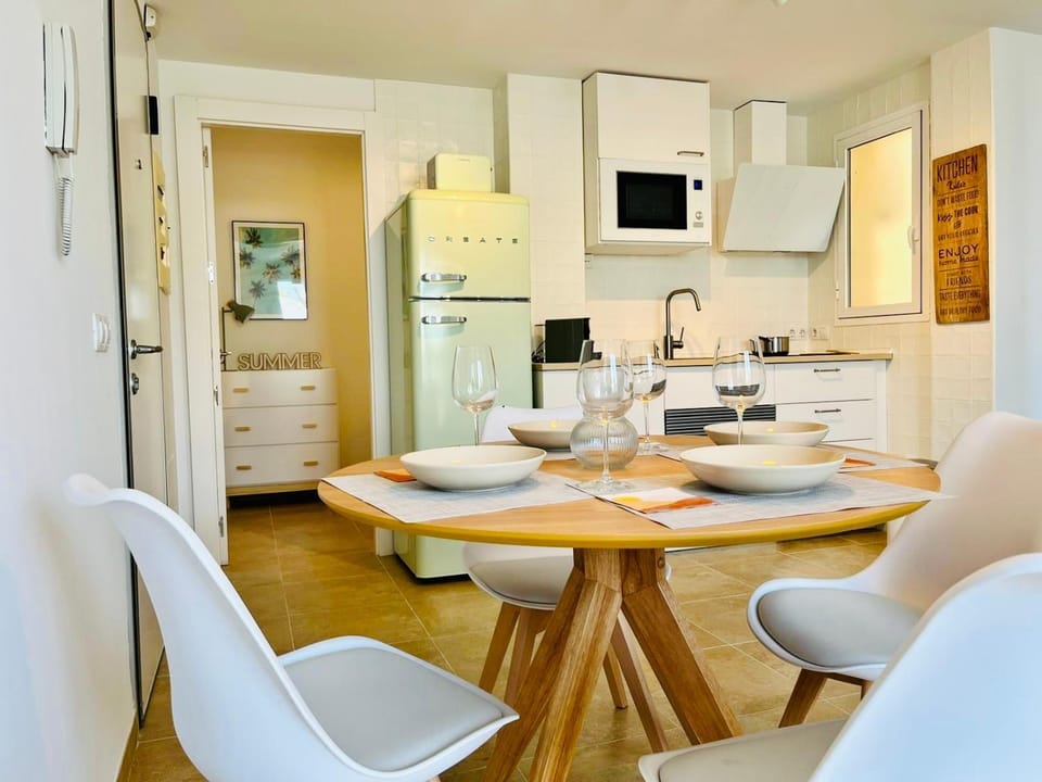 TV and multimedia, Kitchen or kitchenette, Living room, Dining area, oven, stove