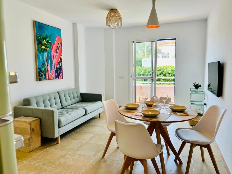 Communal lounge/ TV room, TV and multimedia, Living room, Dining area