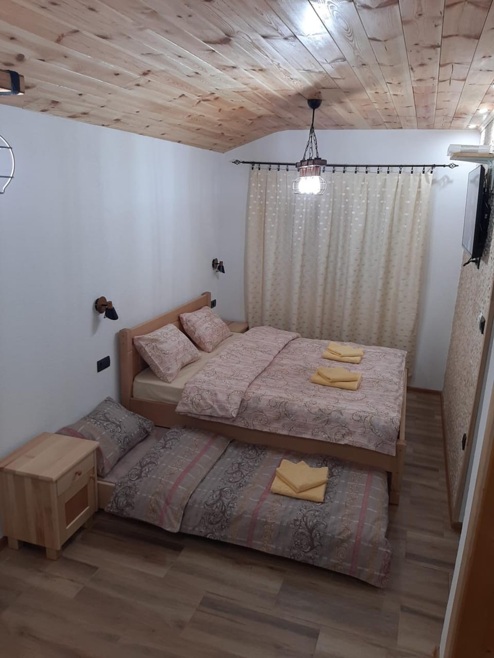 Bed, TV and multimedia, Photo of the whole room, Bedroom, towels