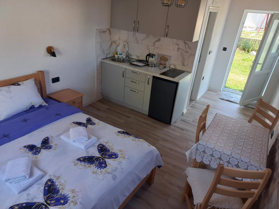 Bed, Kitchen or kitchenette, Living room, Photo of the whole room, Seating area, Dining area, Bedroom, minibar, stove