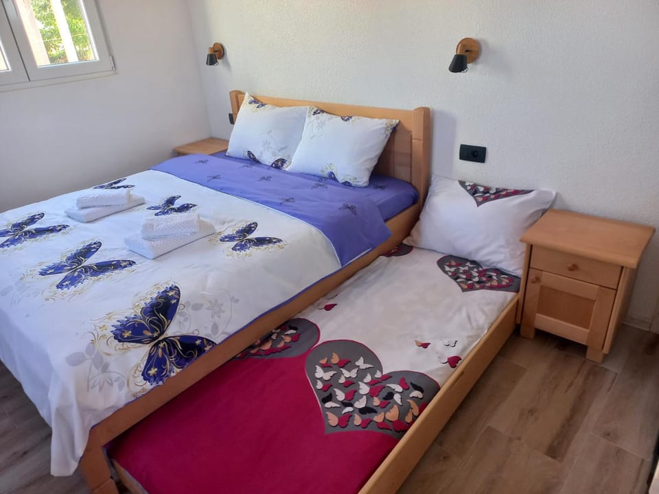 Bed, Photo of the whole room, Bedroom, towels