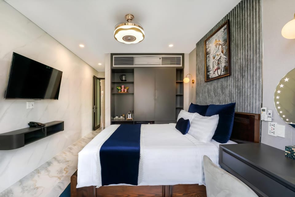 Bed, TV and multimedia, Photo of the whole room, Bedroom