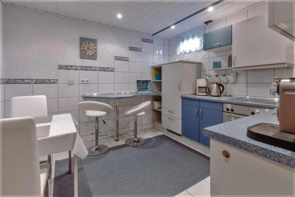 Kitchen or kitchenette, Seating area, Dining area