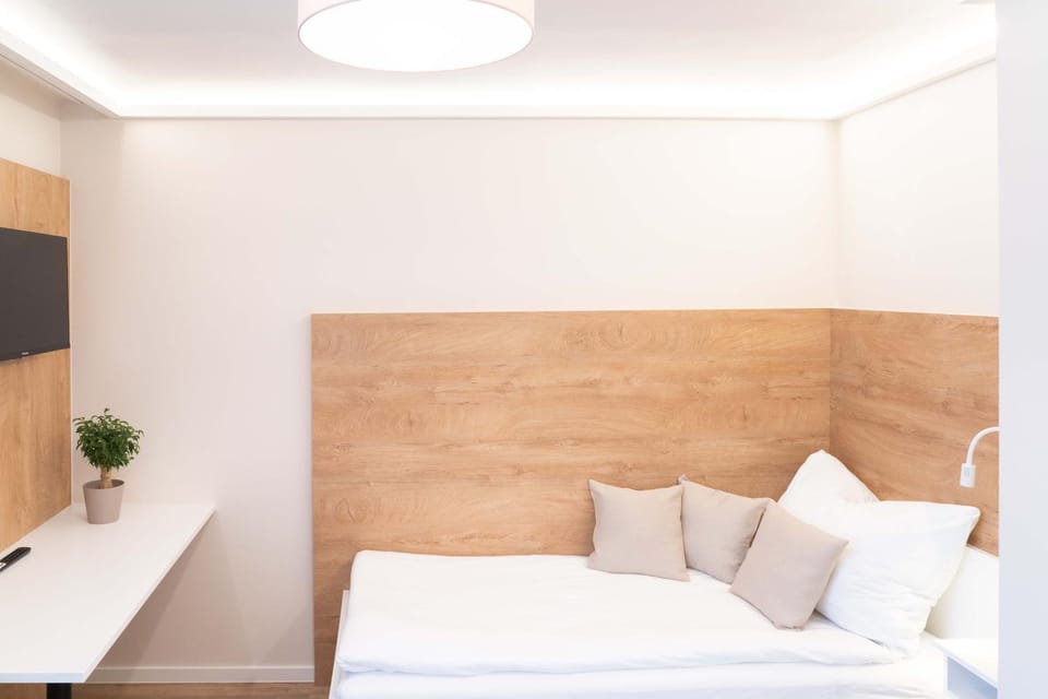 TV and multimedia, Seating area, Bedroom
