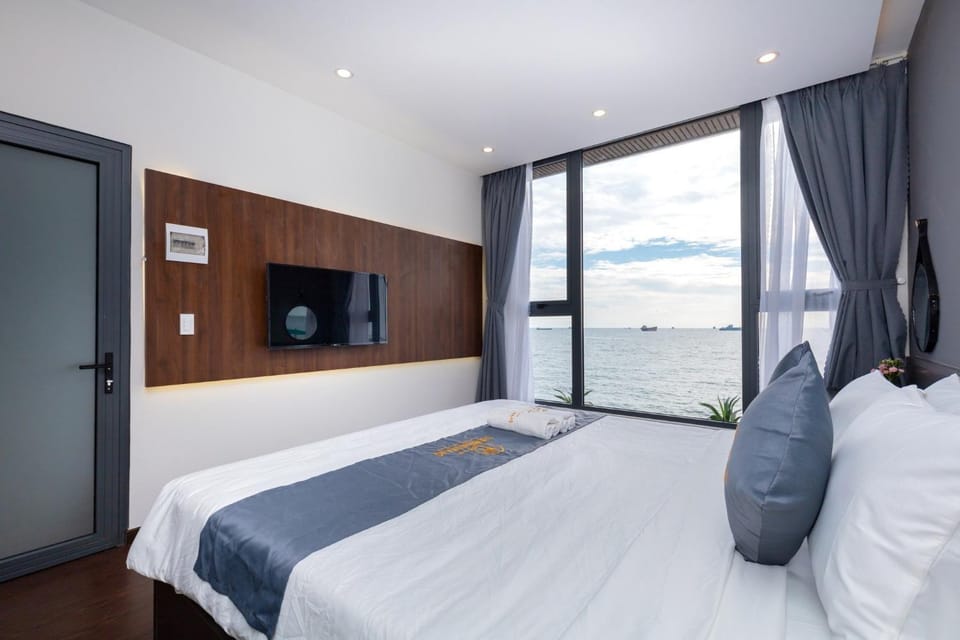 Palm Villa 24 - Ocean View Luxury 6 Bedroom, Karaoke, Bi-da Villa in Vung Tau