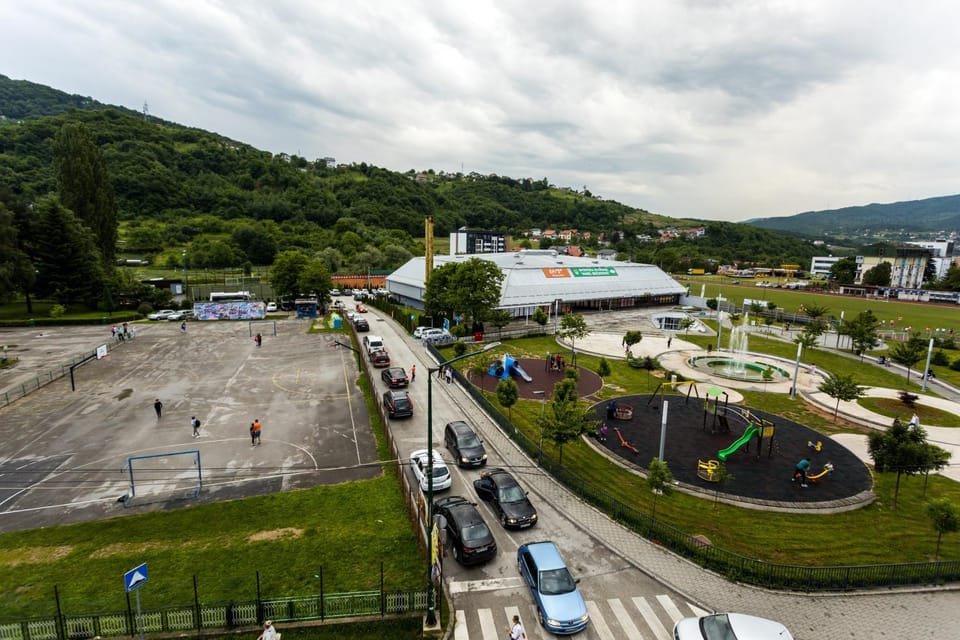 Neighbourhood, Natural landscape, Mountain view, Street view, Location, Parking