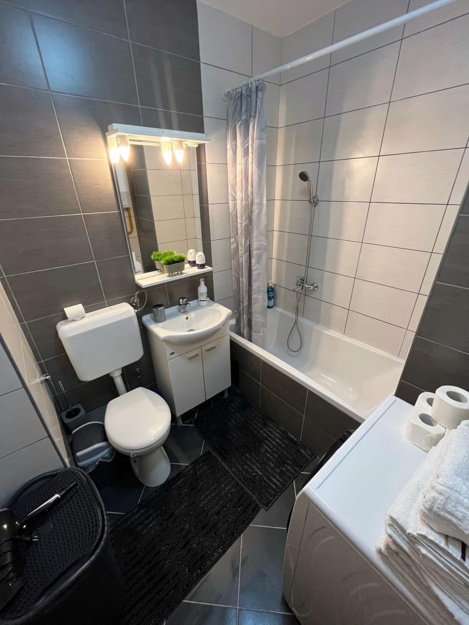 Shower, Toilet, Bathroom, Bath, towels