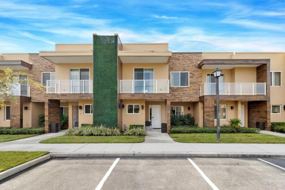 Luxury Townhouse located NEXT to DISNEY ORLANDO House in Bay Lake