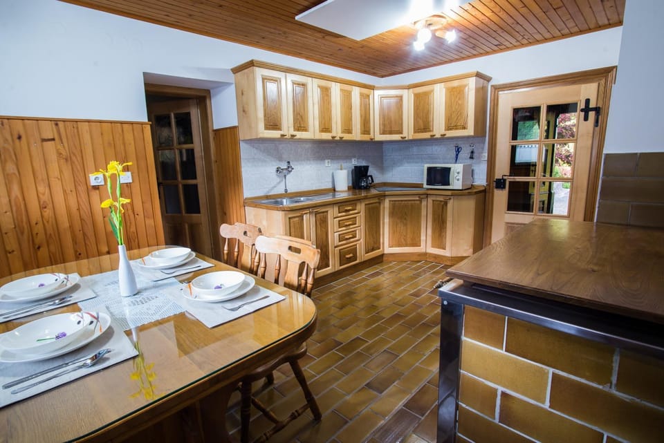 Kitchen or kitchenette, Dining area