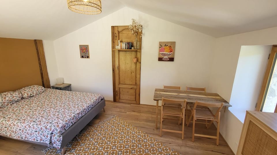 Bed, Photo of the whole room, Dining area, Bedroom