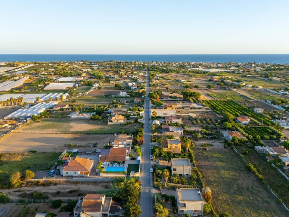 Neighbourhood, Natural landscape, Bird's eye view, City view, Sea view, Street view, Location