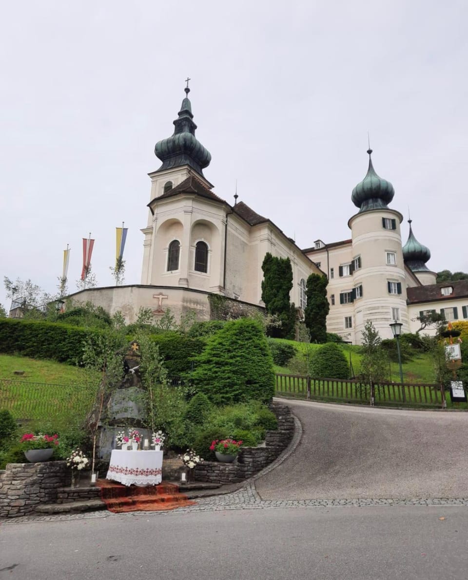 Nearby landmark, Landmark view