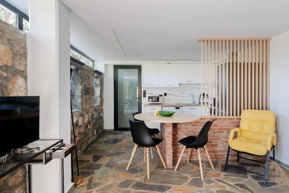 TV and multimedia, Coffee/tea facilities, Kitchen or kitchenette, Living room, Seating area, Dining area