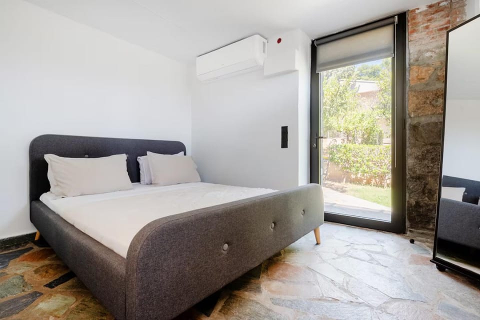 Bed, Photo of the whole room, Bedroom, air conditioner