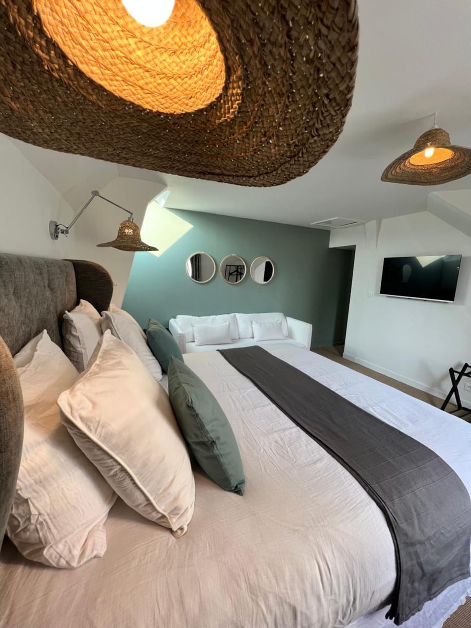 Bed, TV and multimedia, Photo of the whole room, Bedroom