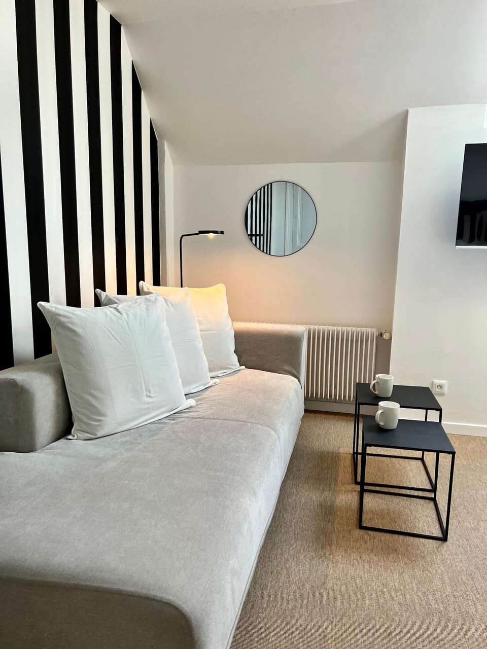 TV and multimedia, Seating area, Bedroom