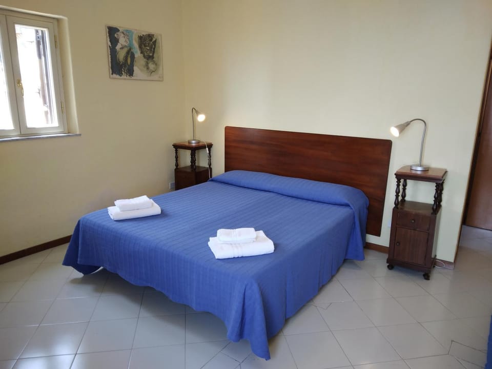 Bedroom, towels