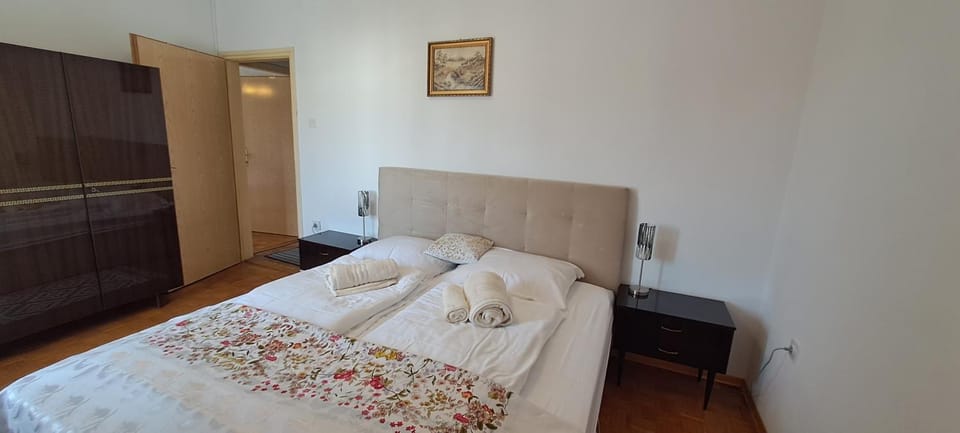 Bed, Photo of the whole room, Bedroom, internet, towels