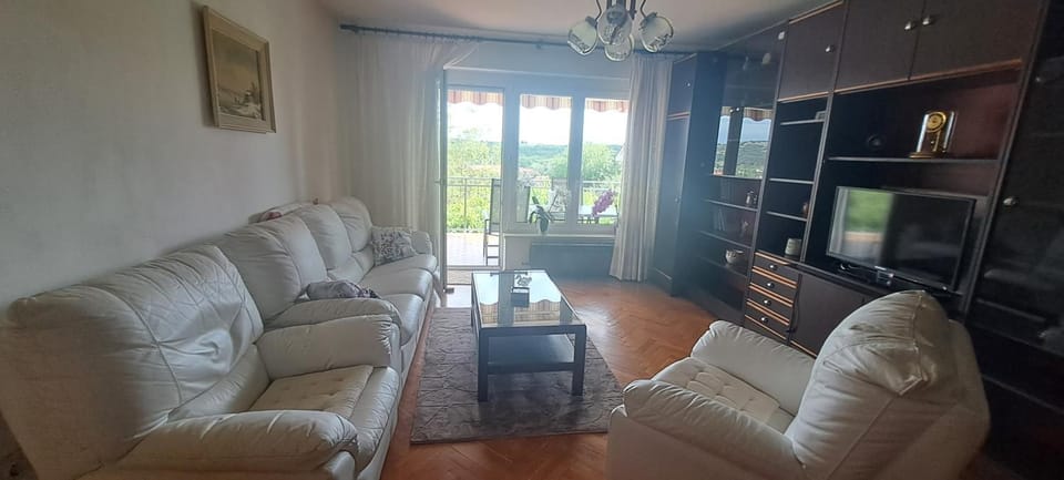 TV and multimedia, Living room, Decorative detail, Seating area, heating