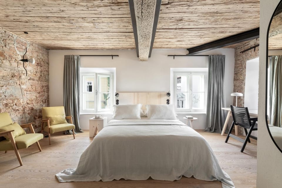 Bed, Seating area