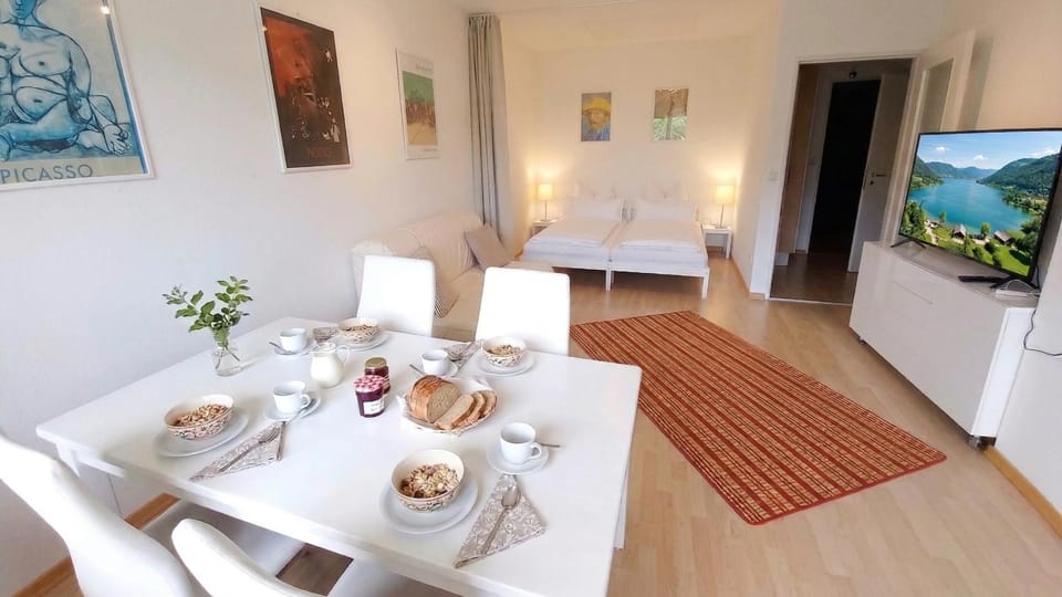 Bed, TV and multimedia, Living room, Dining area