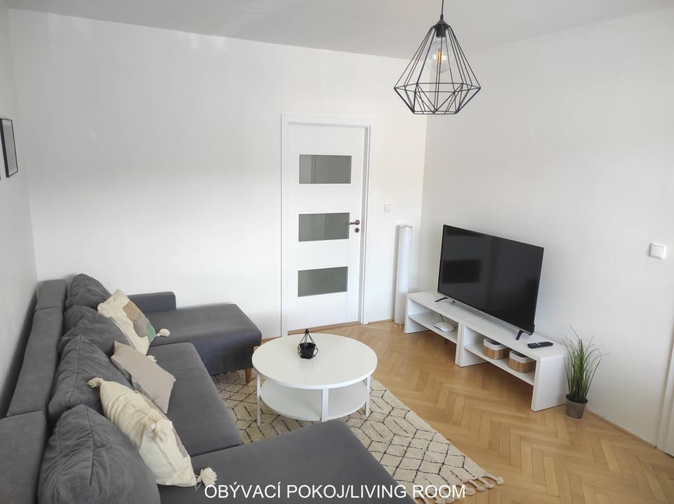 Communal lounge/ TV room, TV and multimedia, Living room, Seating area, Evening entertainment