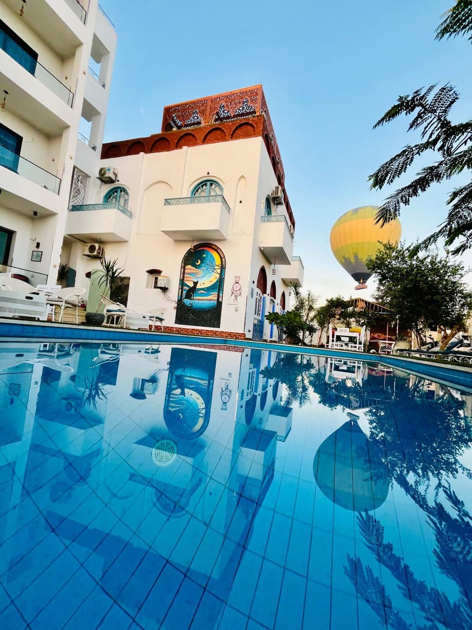 Property building, Day, Pool view, Swimming pool, sunbed