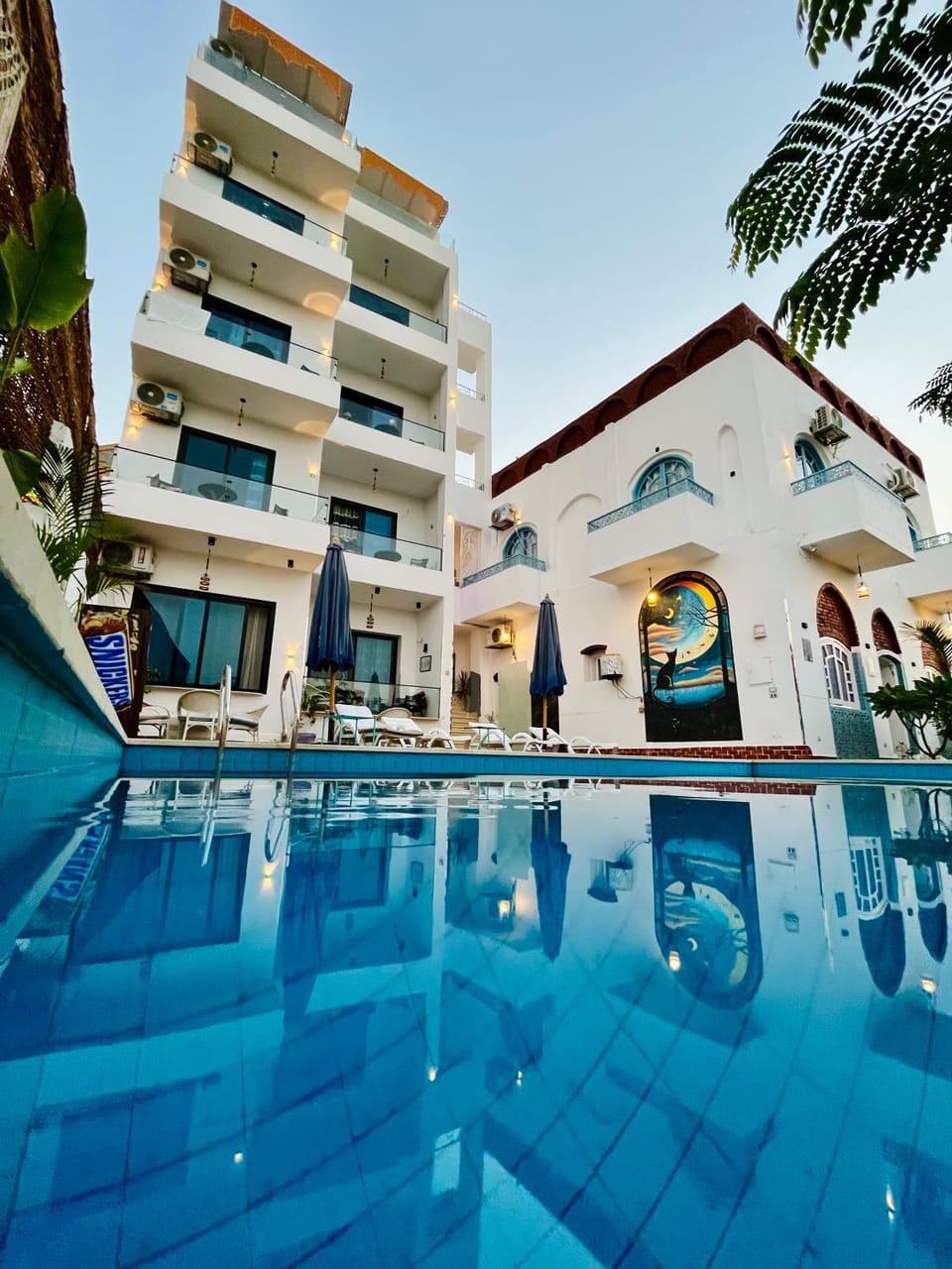 Property building, Day, Pool view, Swimming pool, sunbed