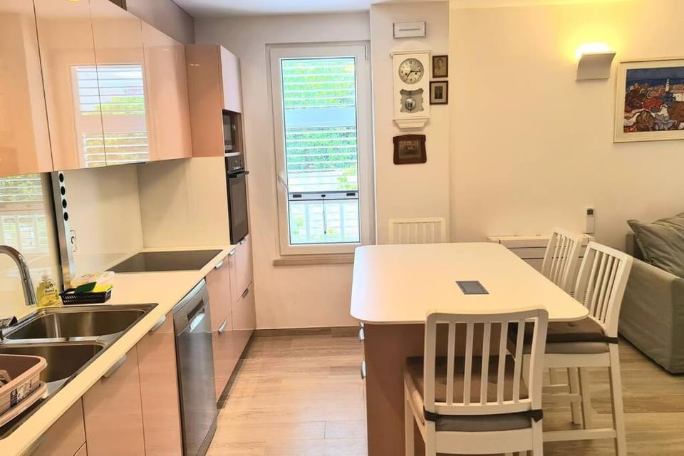 Kitchen or kitchenette, Seating area, Dining area, minibar