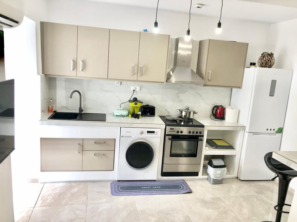 Coffee/tea facilities, Kitchen or kitchenette, oven, stove, toaster