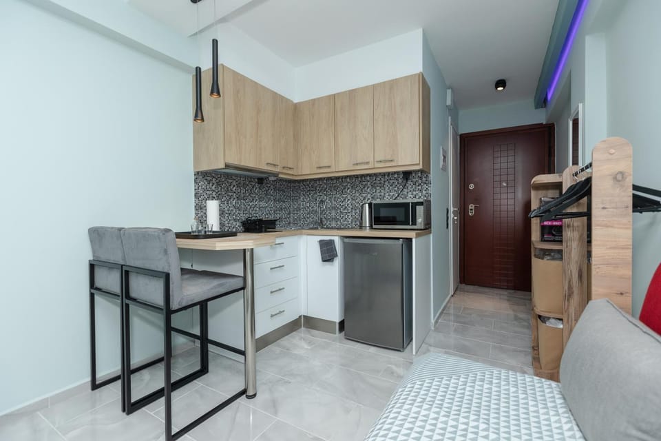Kitchen or kitchenette, minibar, stove