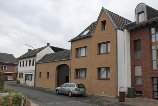 Property building, Quiet street view