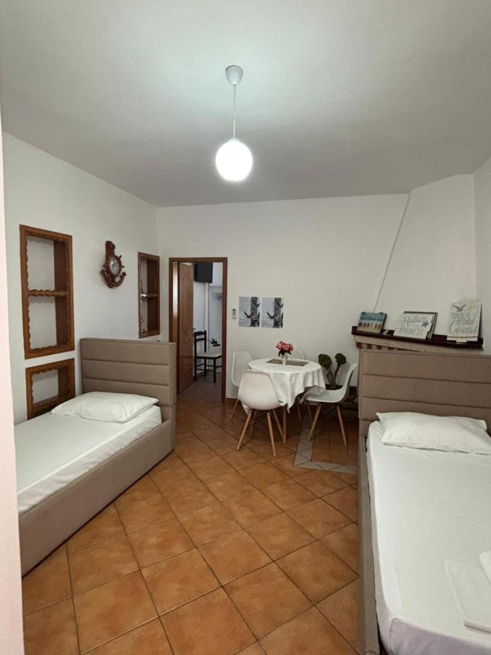 Bed, Dining area