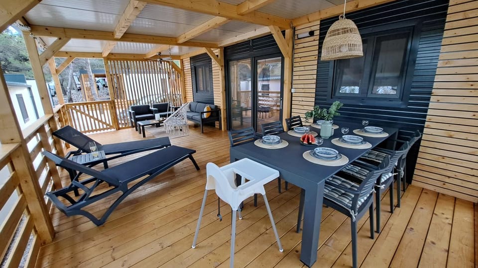 Property building, Living room, Seating area, Dining area, sunbed