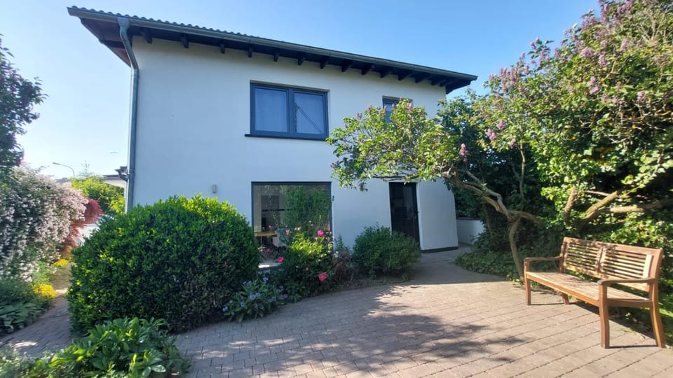 Property building, Garden, Balcony/Terrace