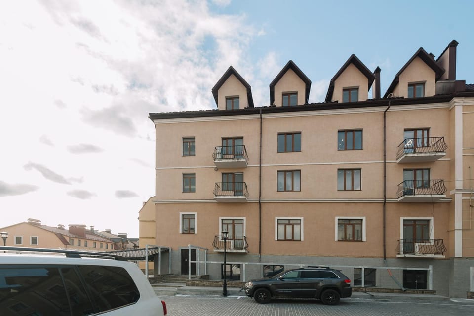 Property building, Balcony/Terrace, Location, Parking