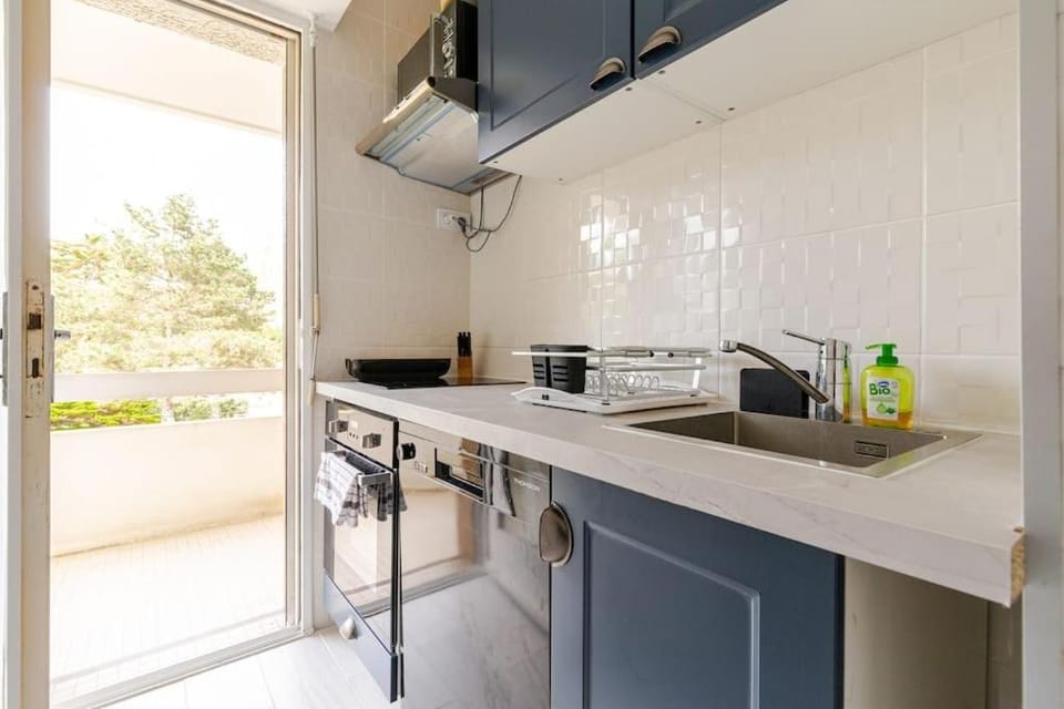 Kitchen or kitchenette, dishwasher, minibar, stove, toaster
