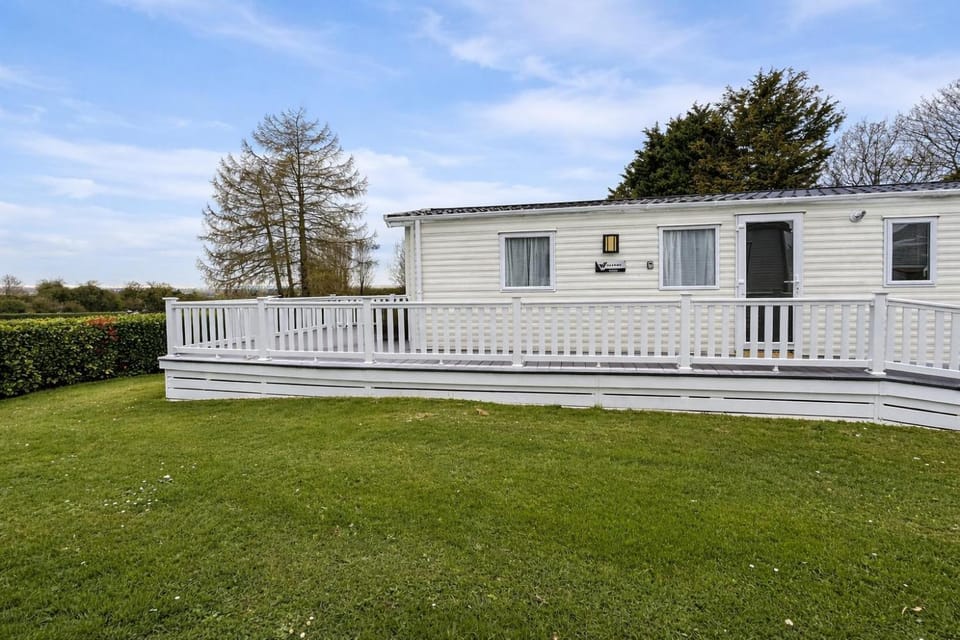 Beautiful 6 Berth Caravan With Decking In Norfolk Ref 89001Mv House in Broadland District