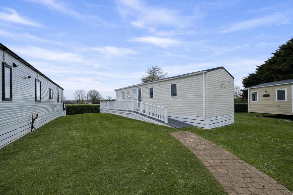 Beautiful 6 Berth Caravan With Decking In Norfolk Ref 89001Mv House in Broadland District